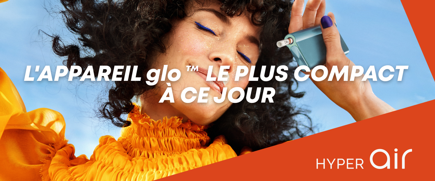 Une femme qui danse avec un appareil à chauffer le tabac glo Hyper Air couleur bleu-vert